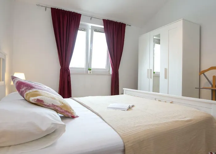 Emma ビオグラード・ナ・モル